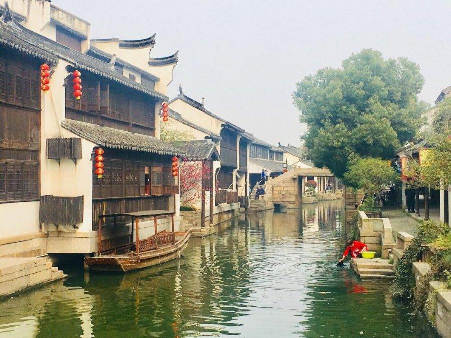 无限翻滚小球
